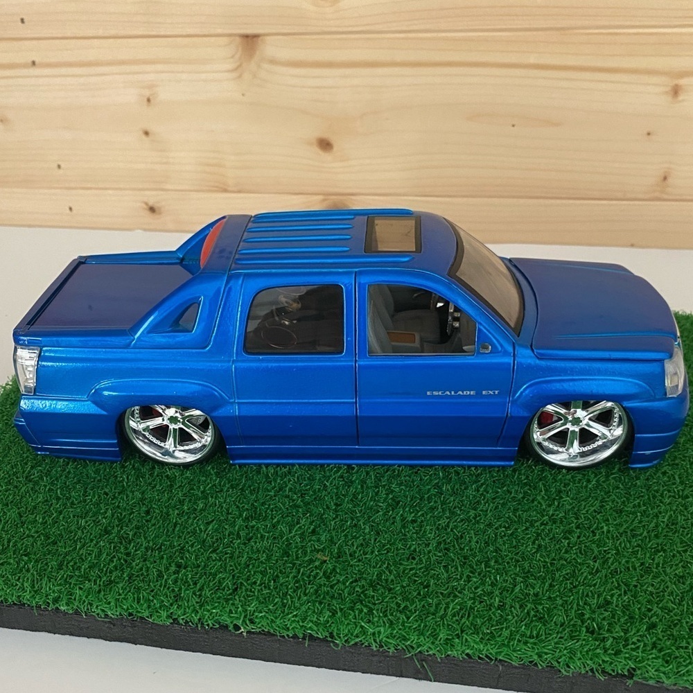 Jada Dub City 1:24 Diecast 2002 Cadillac Escalade EXT Blue Custom Lowrider Truck